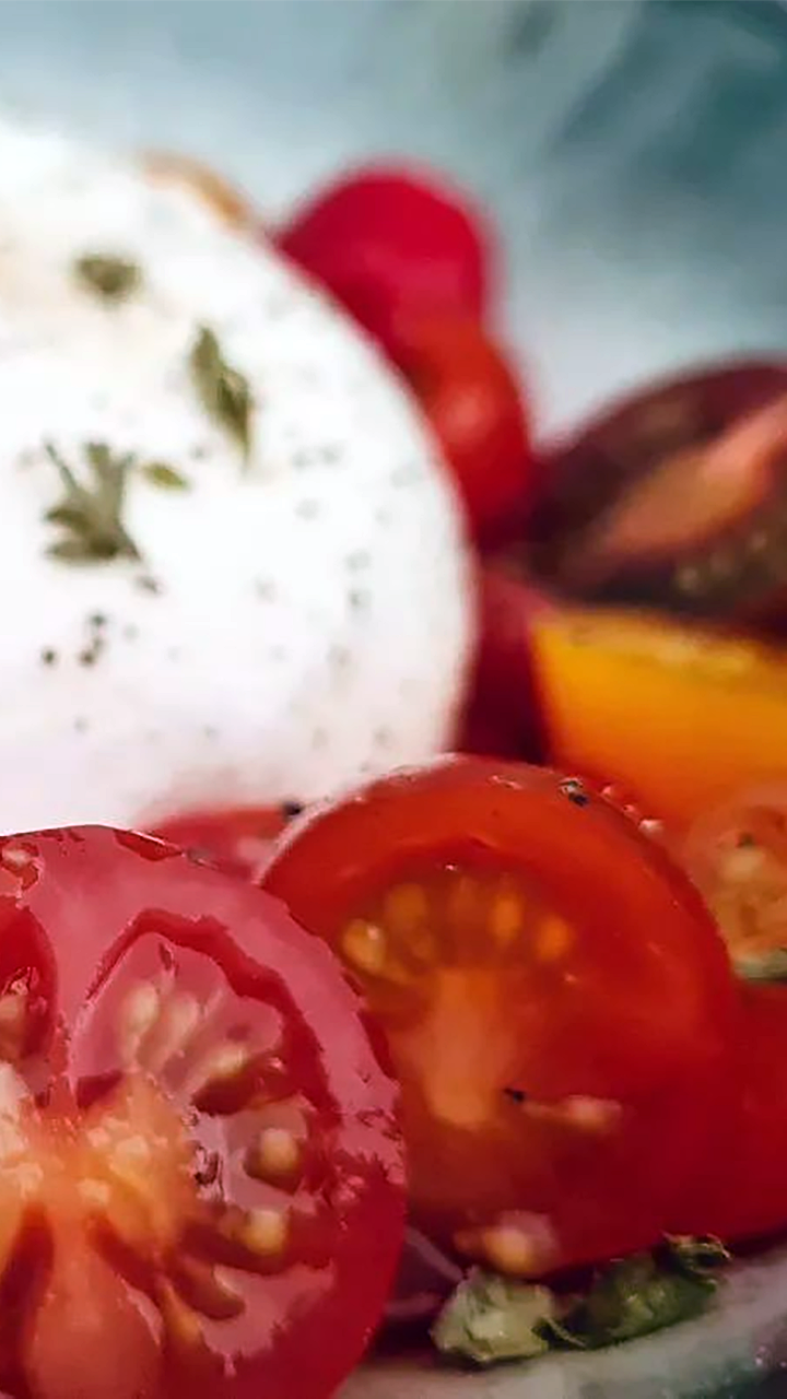 Nouveau !!!! 
Dès le premier juillet et tout l'été, nous vous proposons une petite gourmandise : la burrata tomates. 