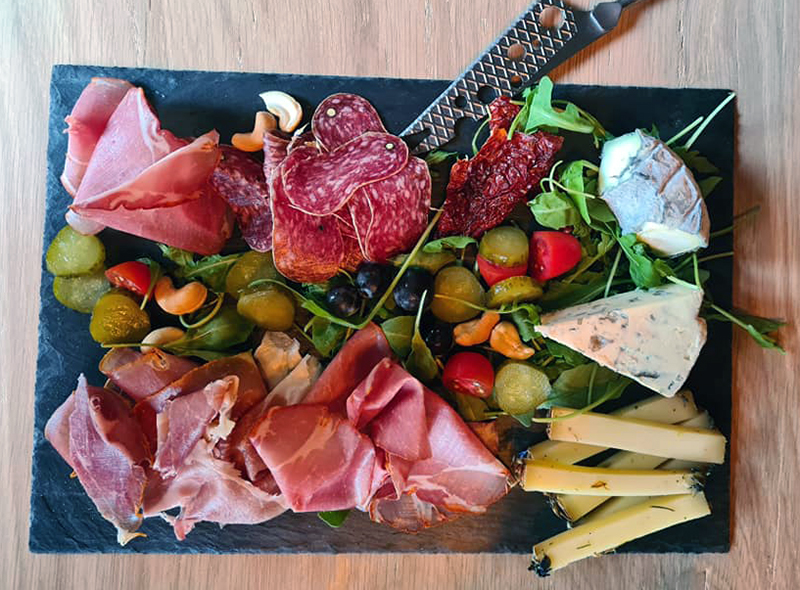 La planche mixte formage et charcuterie du bar à vins et bières spéciales le VB à Mouscron.