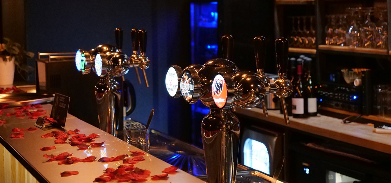 Le bar propose une sélection de bières au fût